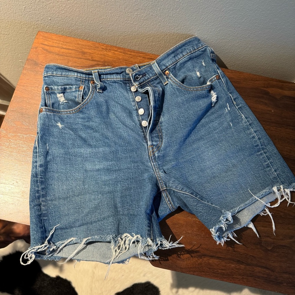 Levi’s Women’s Distressed 501 Original Shorts Size 32